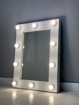 Бьюти зеркало в комнату с подсветкой в белой раме 80х60 см