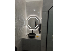 Выполненная работа: зеркало восьмиугольник с фацетом и подсветкой в ванную комнату